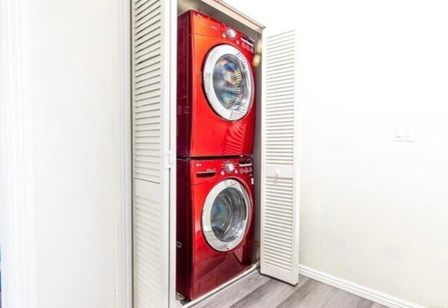 Stackable washer/dryer - 4646 Hartley St
