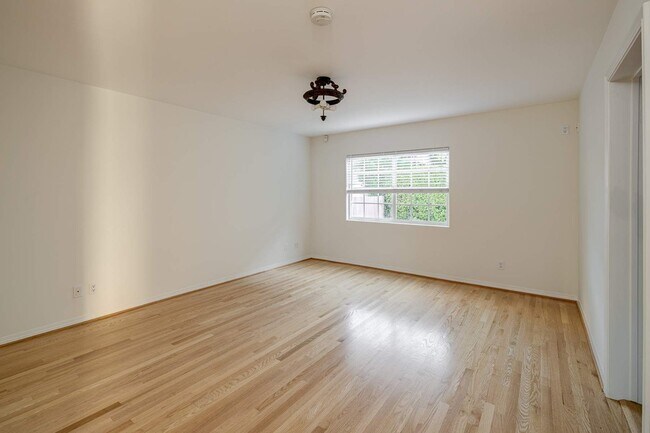 Building Photo - 4356 Kingswell Ave