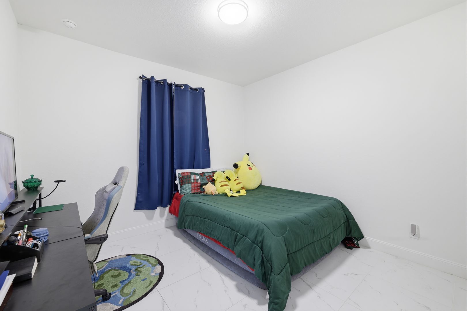 Building Photo - Newer 3/2 home all tile