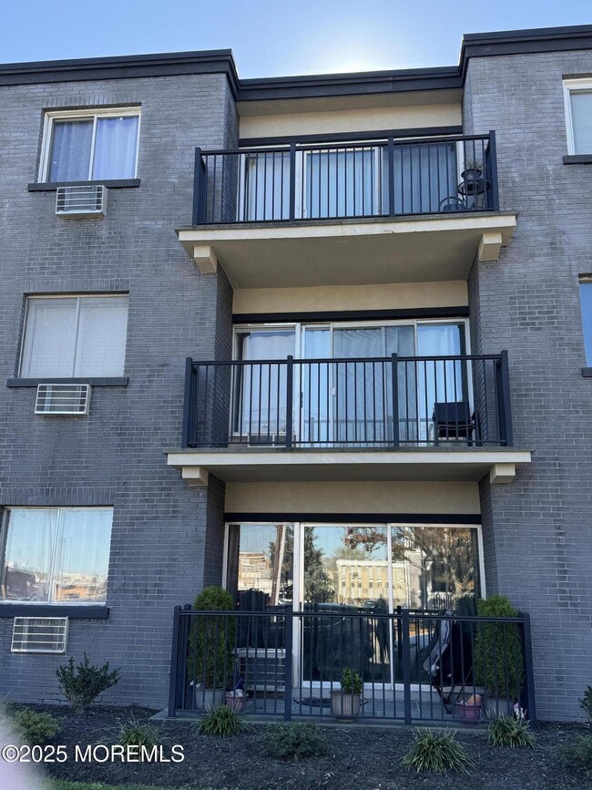 Building Photo - 21 Leroy Pl