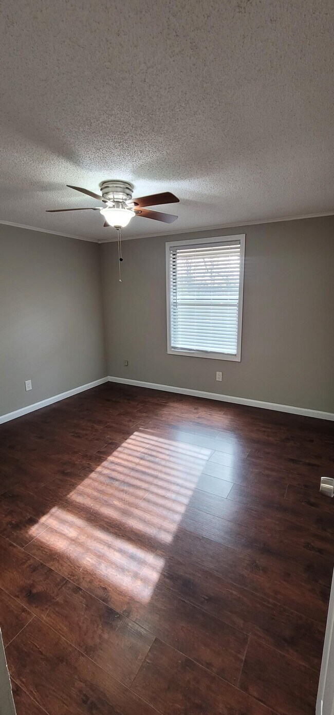 Building Photo - 161 Waterbury Ct
