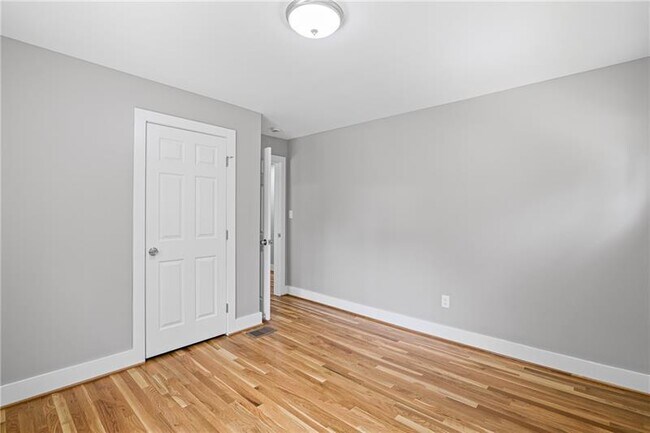 Building Photo - 2889 Macon Dr SE