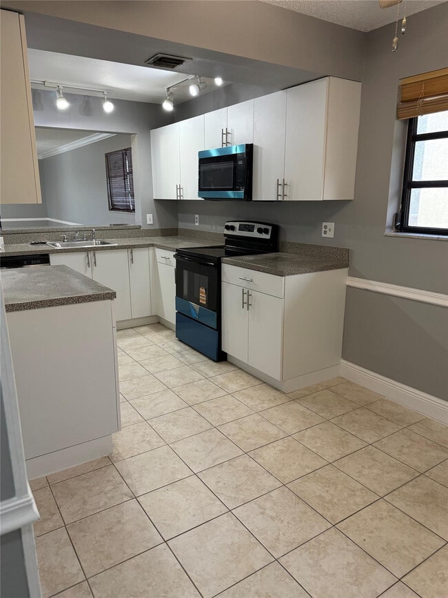 Building Photo - 2033 Coral Ridge Dr