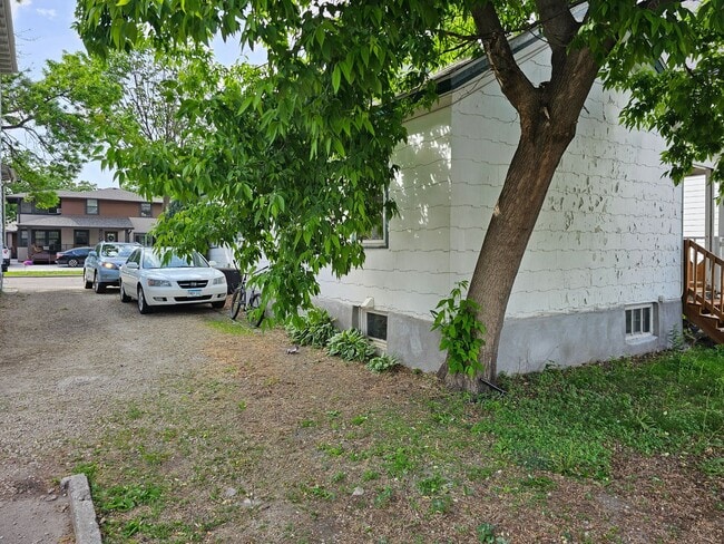 Building Photo - 4 bedroom House Close to U of M! Leasing f...