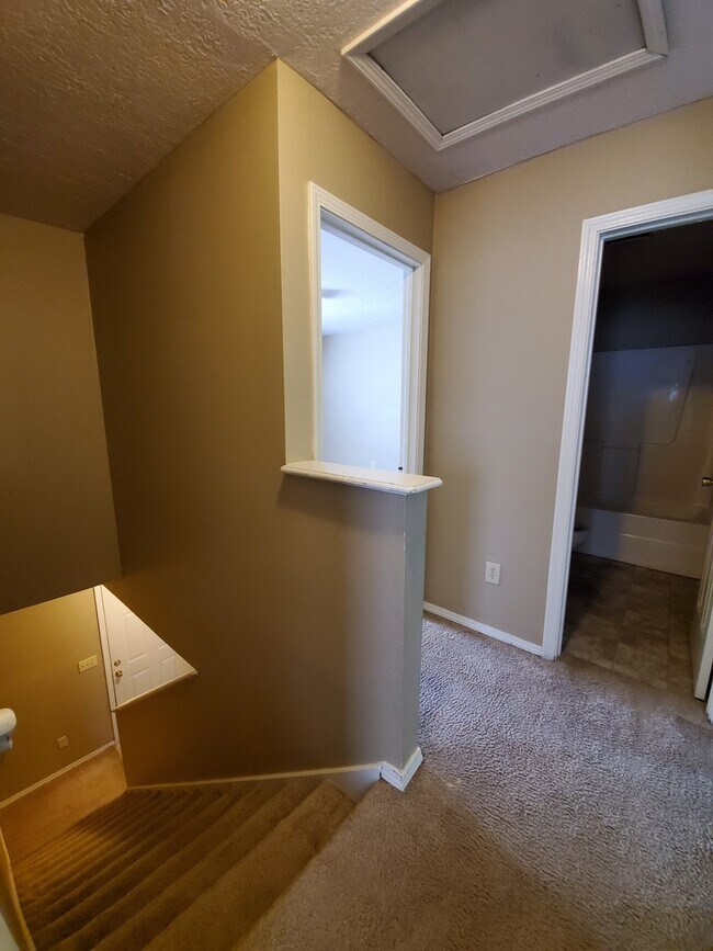 Building Photo - 4 Bedroom Available in July