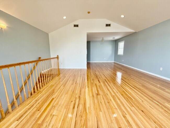 Building Photo - 318 Linden Ave
