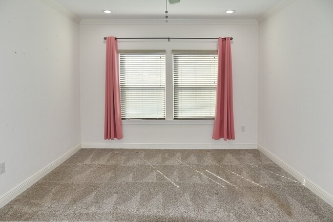 Building Photo - 5046 Van Fleet St