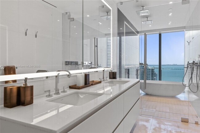 Building Photo - 300 Biscayne Blvd Way