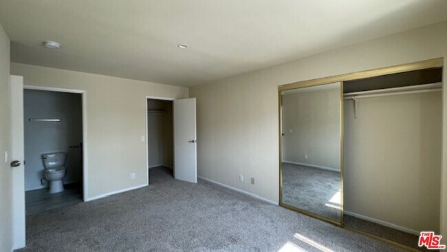 Building Photo - 545 S Manhattan Pl