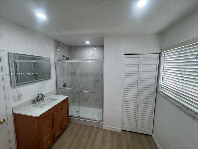 Building Photo - 344 SW 80th Ave