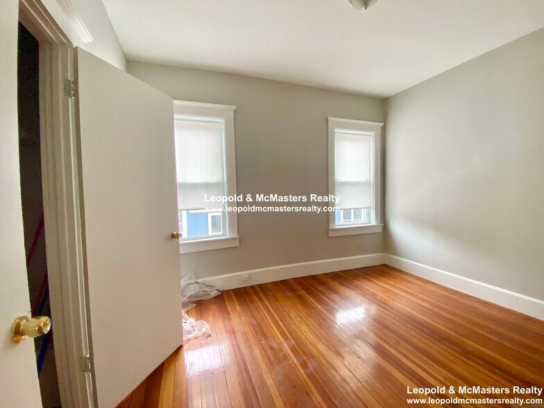 Building Photo - 19 Roseclair St