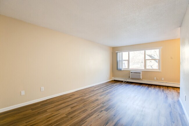 Building Photo - 1337 Arkwright St N