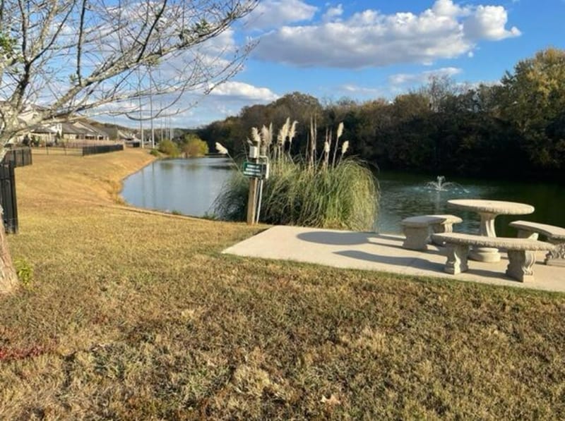 Building Photo - 2440 Waterhaven Dr