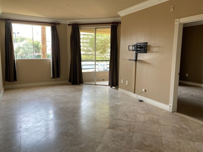 Building Photo - Meridian 2 BDR /2 BATH Luxury Condo - RESO...