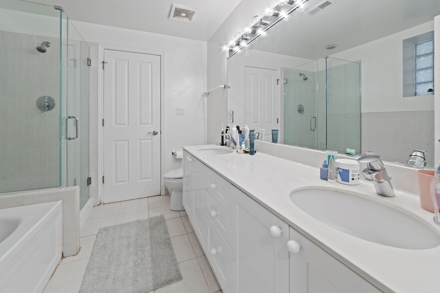 Building Photo - 2715 N Marshfield Ave