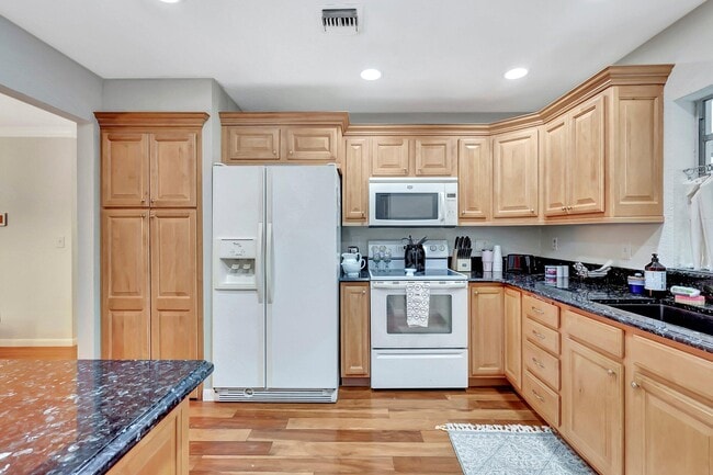 Building Photo - 5840 Summerfield Ct