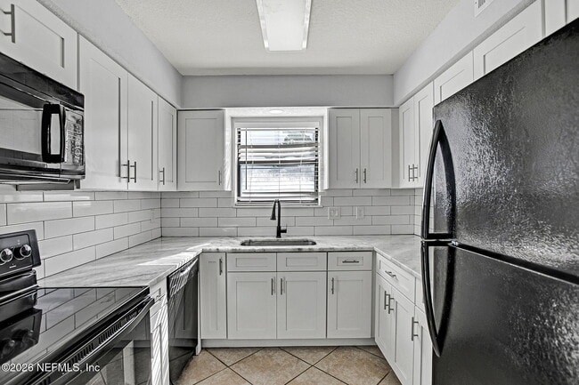 Building Photo - 725 7th Ave S