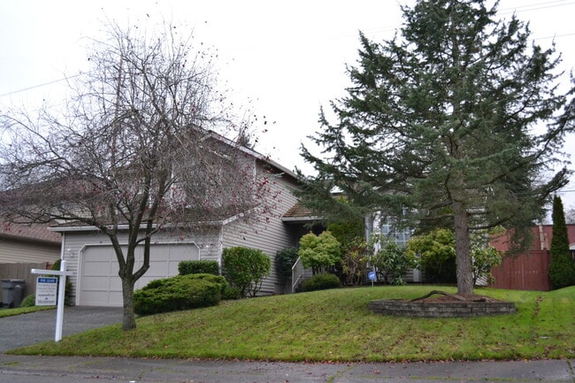 Building Photo - Federal Way tri-level rental home - 3 bedroom plus den, 3 bathrooms, 2 car garage, Available NOW!