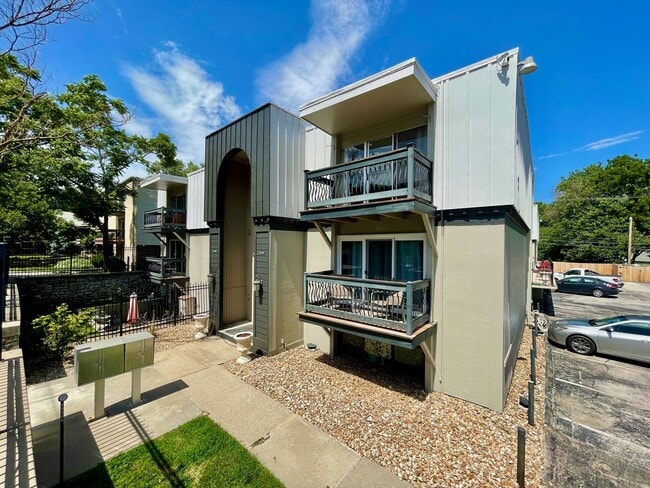 Primary Photo - Charming Condo for Rent