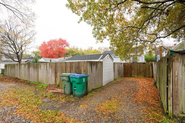 Building Photo - Quaint 3 Bedroom/2 Bath Home Located Near ...