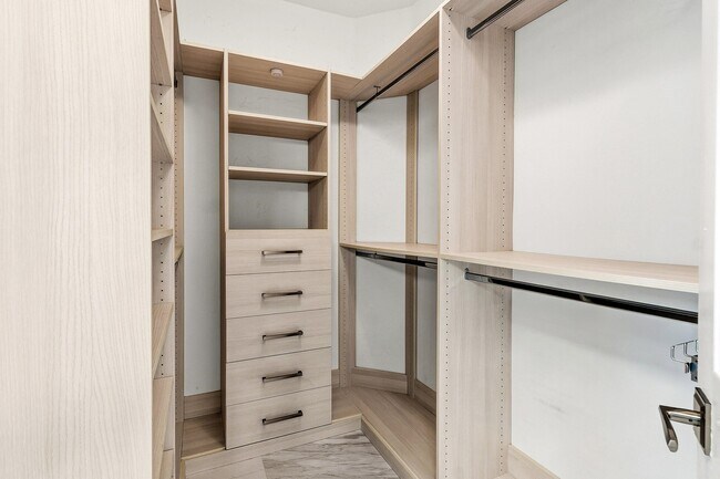 Building Photo - 12403 Cascades Pointe Dr