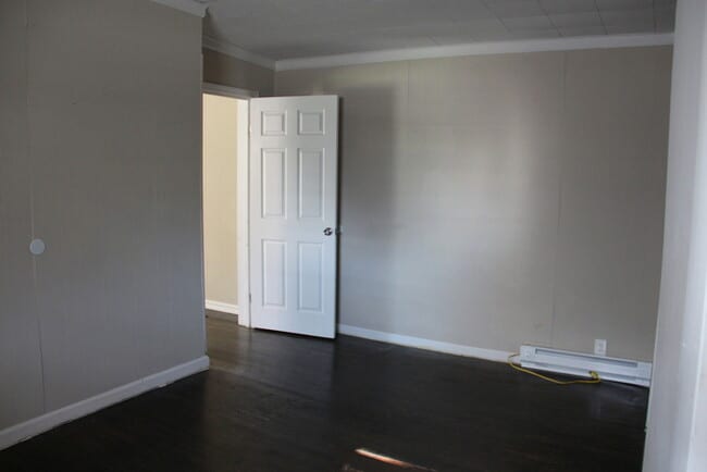 Building Photo - 2 Bedroom / 2 Bath Apartment with w/d hook...