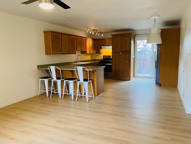 Building Photo - $1,650 Palm & Shaw, 2 Bedroom Condo - N Wi...