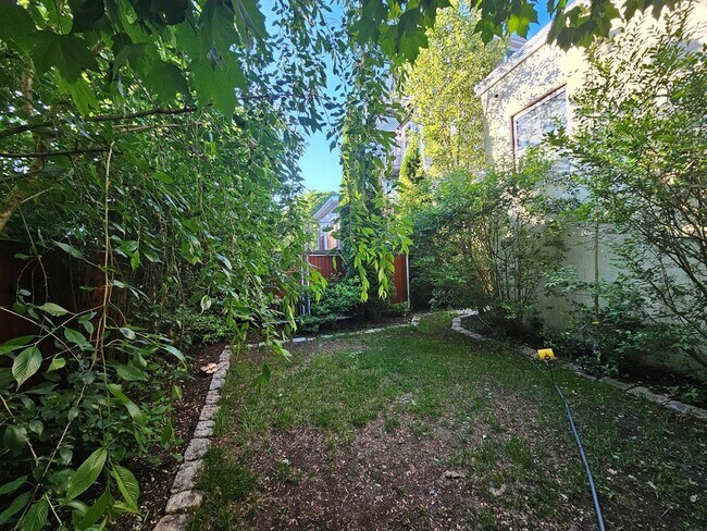 Building Photo - 27 Howland St