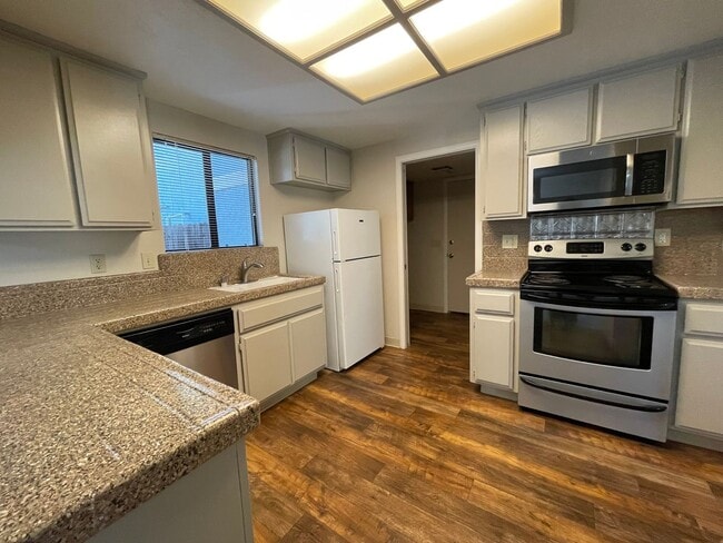 Building Photo - Spacious & Bright 3-Bedroom, 2 and 1/2 Bat...