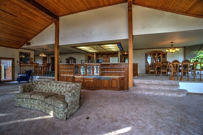 Building Photo - Custom Country Home With Spectacular Views...