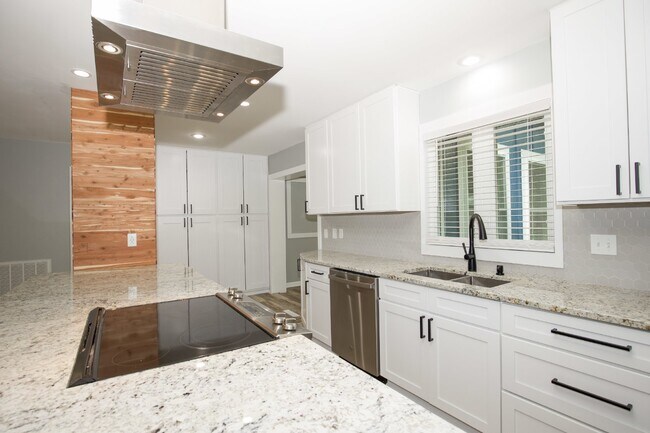 Building Photo - Gorgeous Fully Renovated 3 bedroom home in the Heart of Whispering Pines