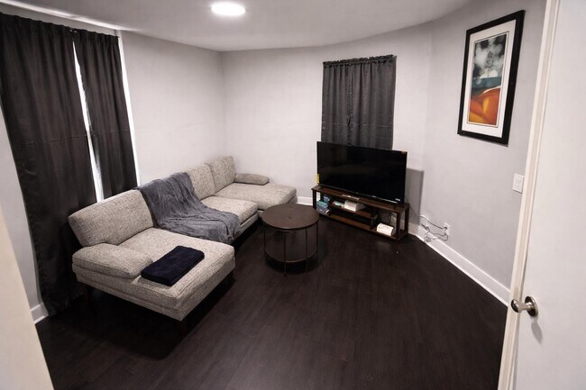 Building Photo - 818 Broad St