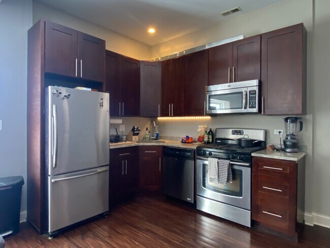 Building Photo - 1312 N Claremont Ave