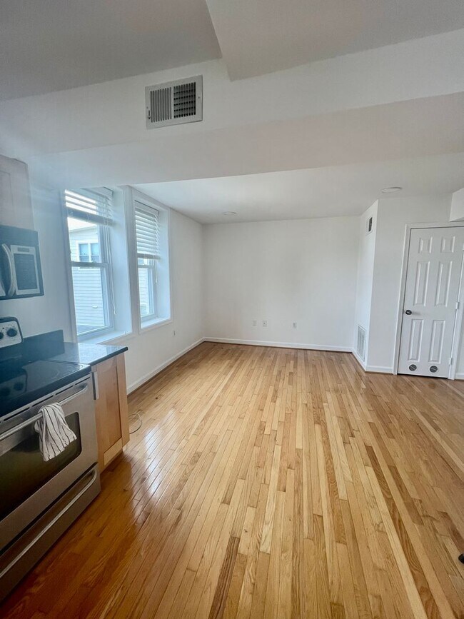 Building Photo - Charming 1-Bedroom in Eckington, DC – Prim...