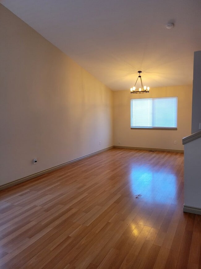Building Photo - Updated House in NE Salem - Fenced Yard - Pet Friendly