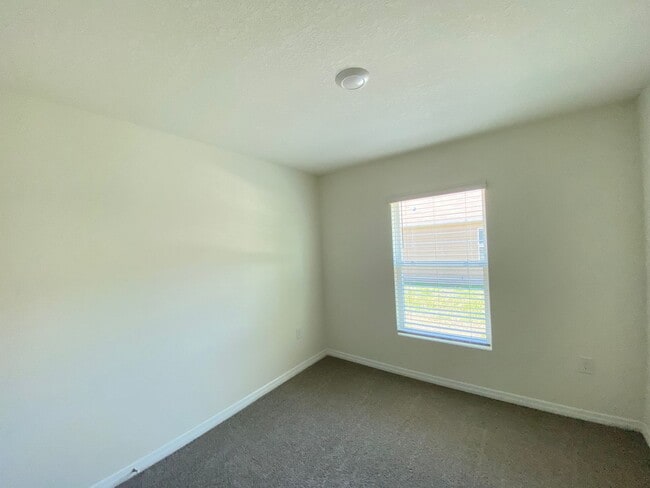 Building Photo - NOT AVAILABLE TO SHOW UNTIL MID APRIL Desirable Lake Diamond Subdivision 4/2/2 **Won't Last*