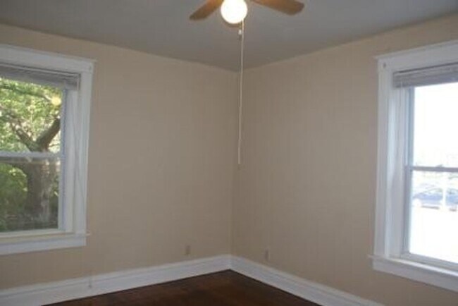 Building Photo - 4 family 1 bedroom units