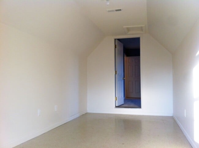 Building Photo - Lovely, Upscale Home! All Electric, Garage, Fenced Backyard; $1,900/Mo with 2 Yr Lease!