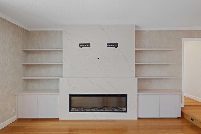 Building Photo - 2204 Notre Dame Dr