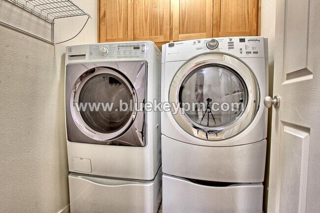 Building Photo - 3 Bed, 2 Bath : A GREAT Multi-Generational Home