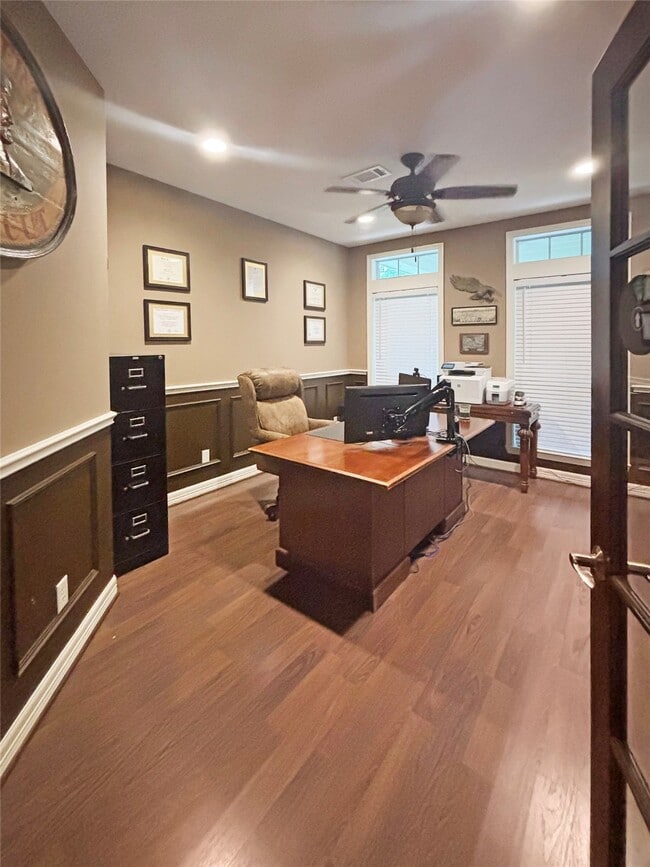 Building Photo - 289 Broadmoor Dr