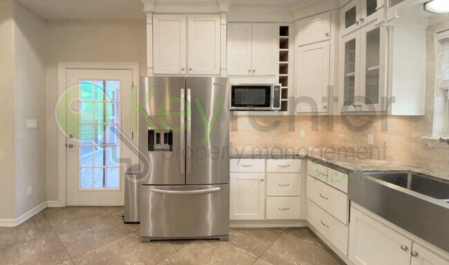 Building Photo - Beautiful 4 Bedroom- 3.5 Bathroom Home in Alamo, TX