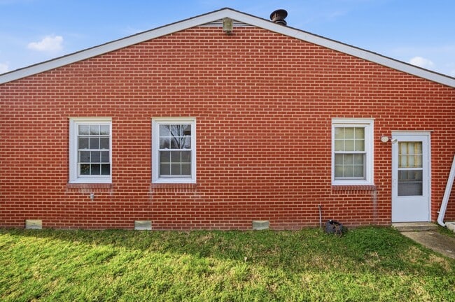 Building Photo - 1210 Pansy St