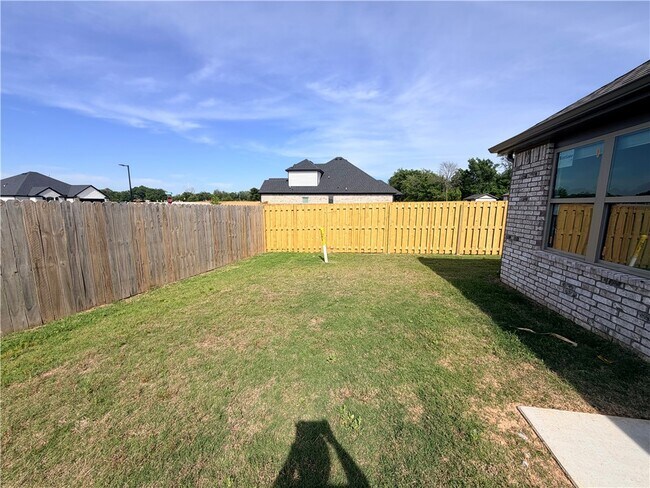 Building Photo - 1116 Maclaren Ave