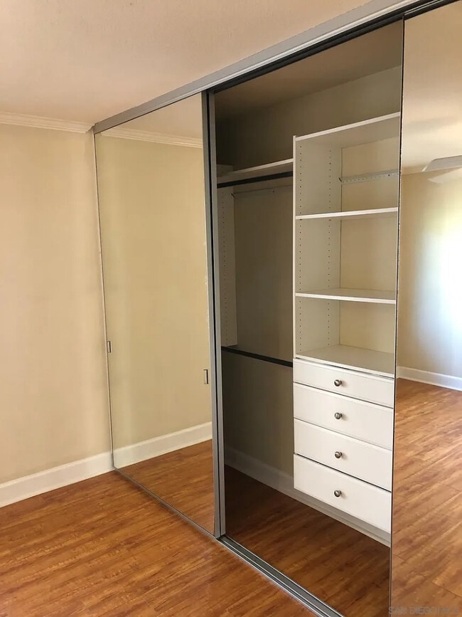 Building Photo - Light-Filled 1BR Retreat with Utilities Included in Prime La Jolla Locale