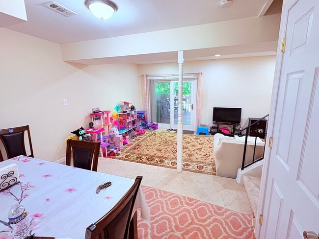 Building Photo - Beautifully updated 3BR/2.5BA townhome in ...