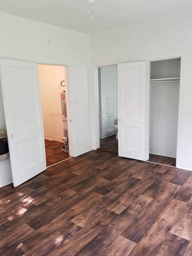 Building Photo - 1 bedroom 1 bath duplex
