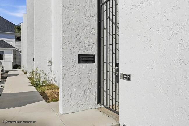 Building Photo - DOWNTOWN ~ Luxury Gene Leedy Townhouse ~ with Community Pool