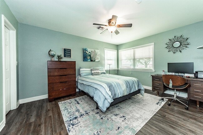 Building Photo - 11 10th Ave N