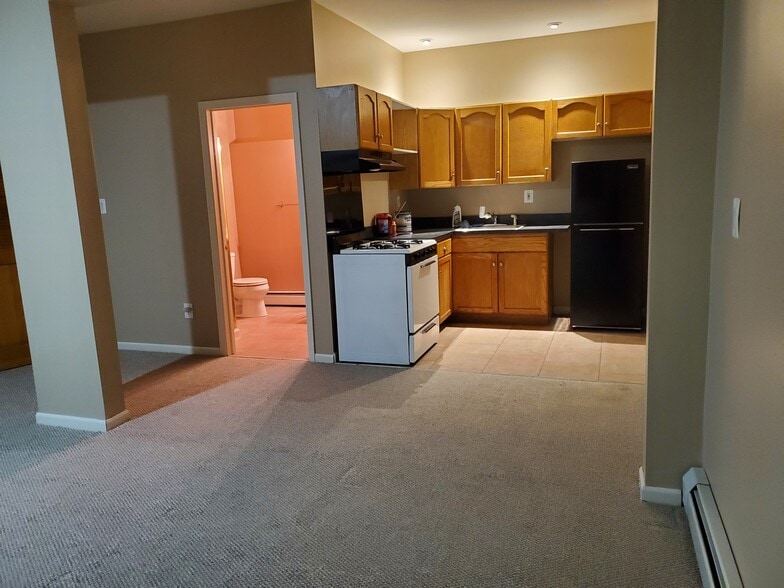 Bath and kitchen - 8 Hamilton Ave